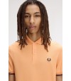 Polo Fred Perry M3600 82B Melocotón / Azul ultramar oscuro